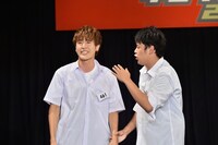 第七学園演芸部のコントの様子。(c)TBS