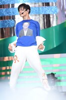 カッコよく三宅Tを見せるカイ。