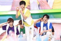 めざまし君を手に「バッタマン」を踊るユースケ（中央）。