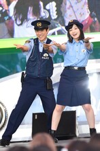 笑顔で「My Buddy」を踊る横山だいすけと橋本環奈。