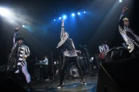 MeseMoa.の2人とのコラボステージの様子。（撮影：岡本麻衣）