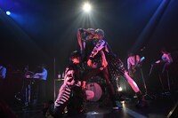 MeseMoa.の2人とのコラボステージの様子。（撮影：岡本麻衣）