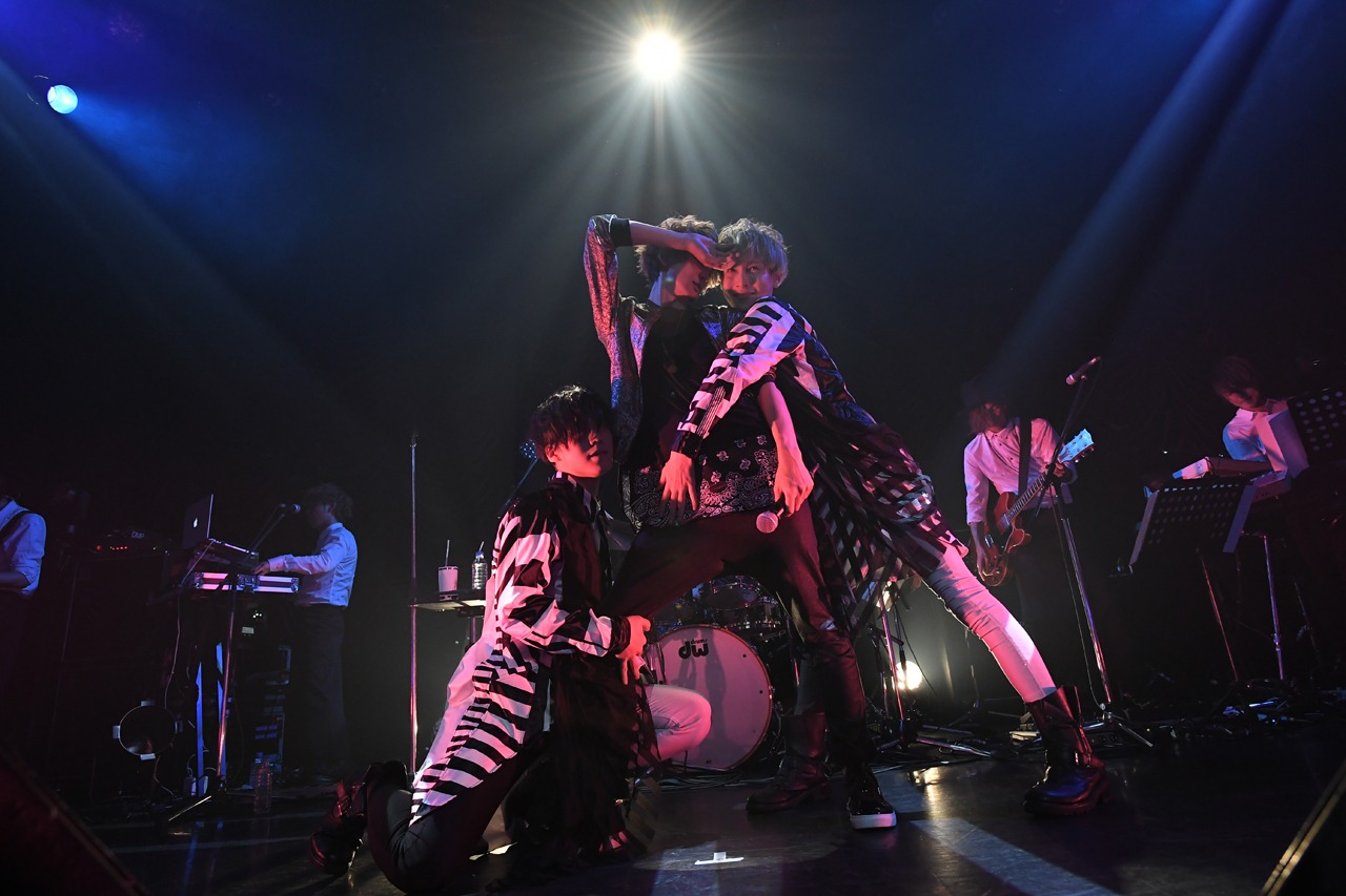 MeseMoa.の2人とのコラボステージの様子。（撮影：岡本麻衣）