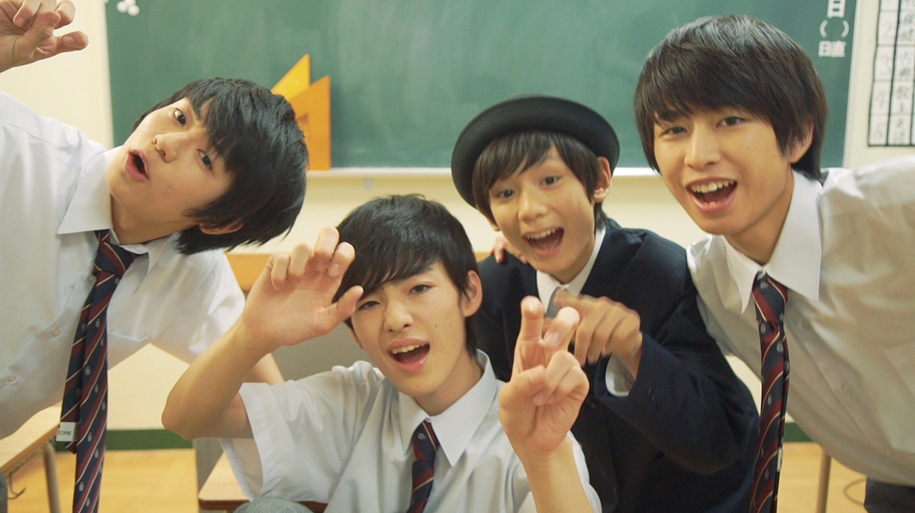 MAGiC BOYZ「DK GO!!!」のミュージックビデオのワンシーン。