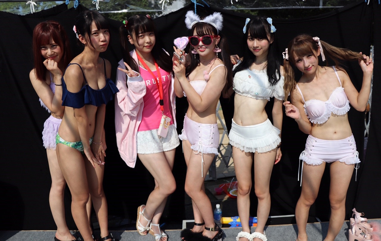 大阪・大阪城ウォーターパークにて水着姿でライブを披露したREADY TO KISS。