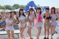 大阪・大阪城ウォーターパークにて水着姿でライブを披露したREADY TO KISS。