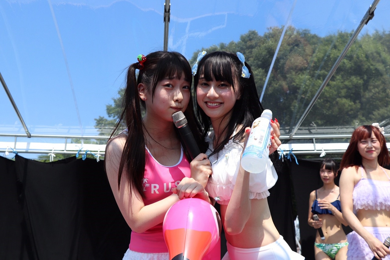左から上原歩子、清川麗奈。