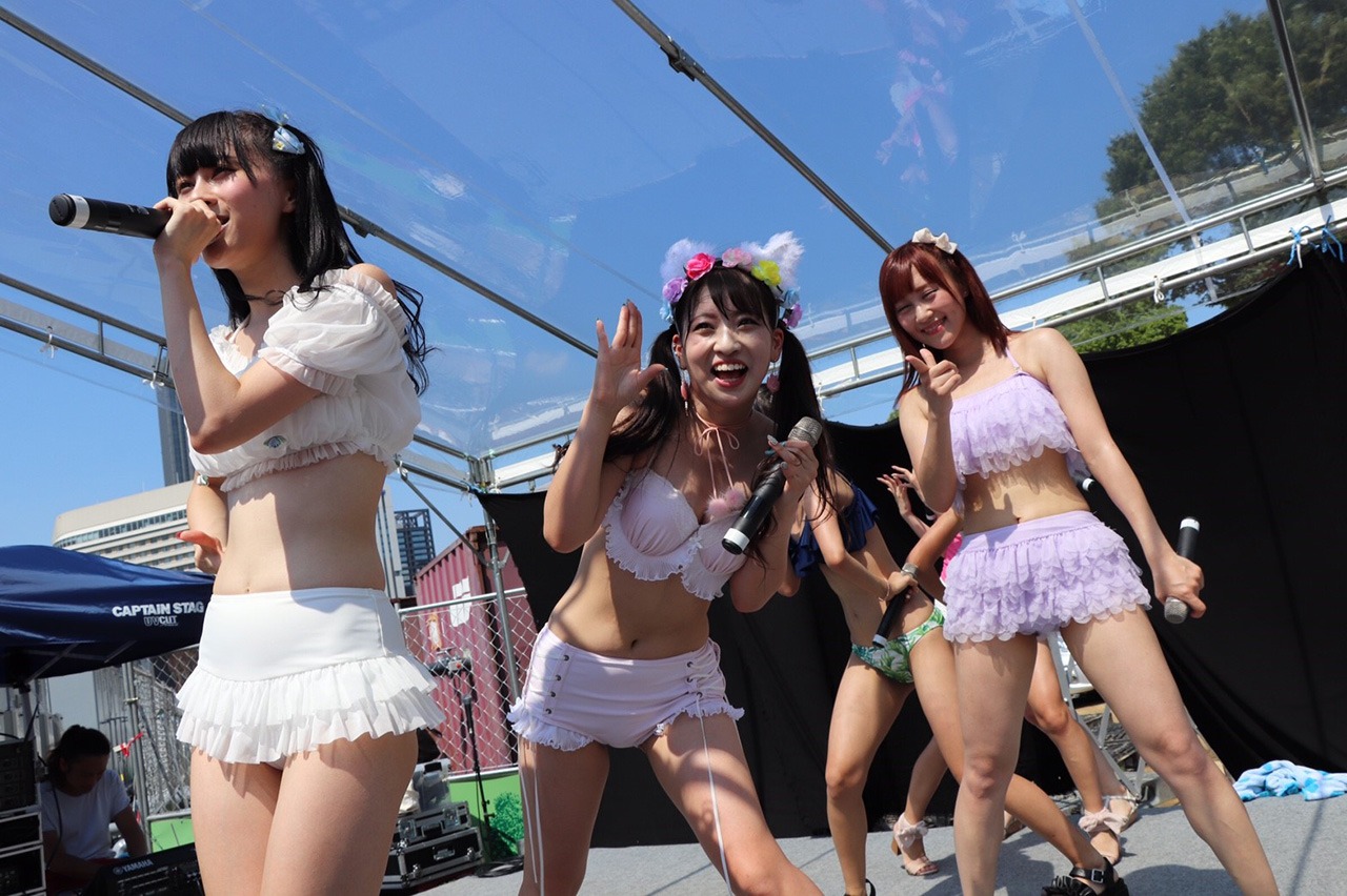 大阪・大阪城ウォーターパークにて水着姿でライブを披露したREADY TO KISS。