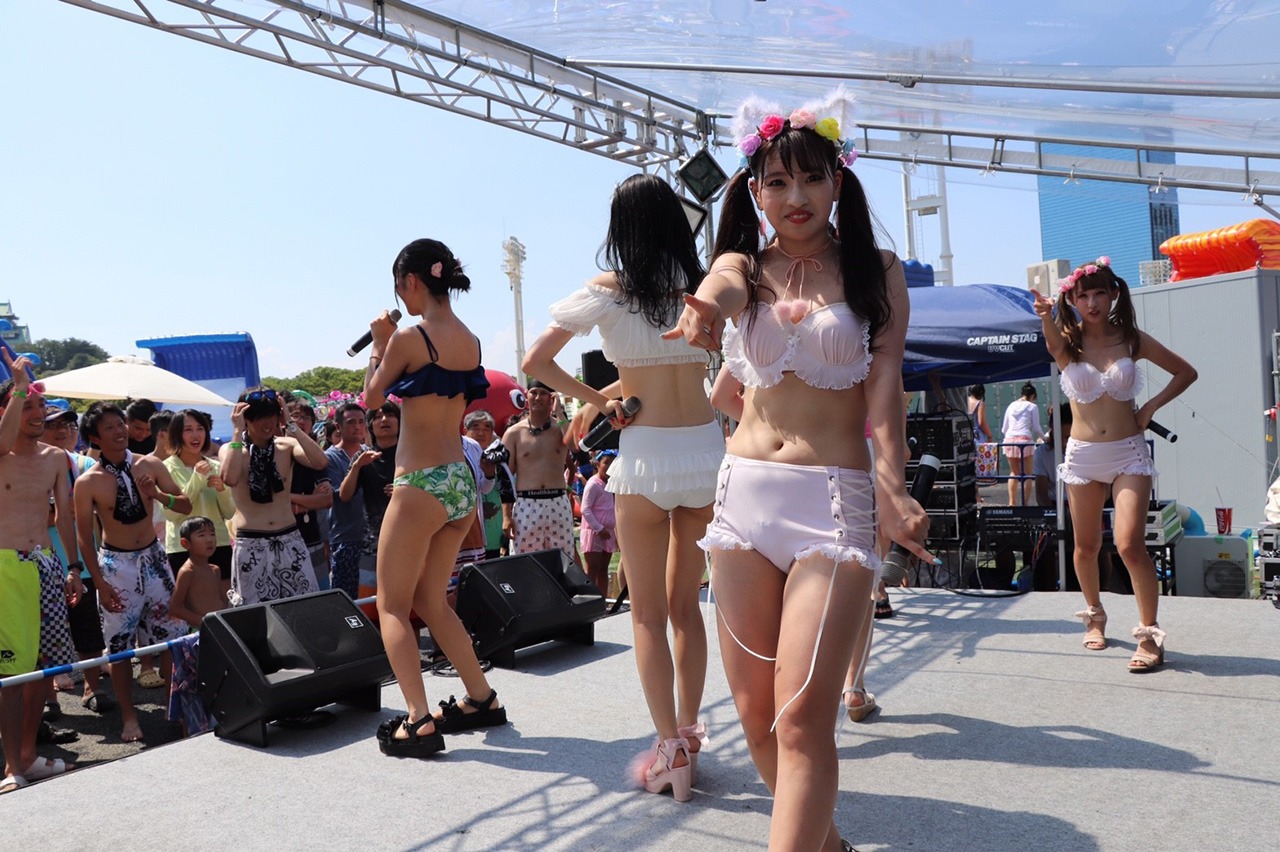 大阪・大阪城ウォーターパークにて水着姿でライブを披露したREADY TO KISS。