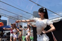 大阪・大阪城ウォーターパークにて水着姿でライブを披露したREADY TO KISS。