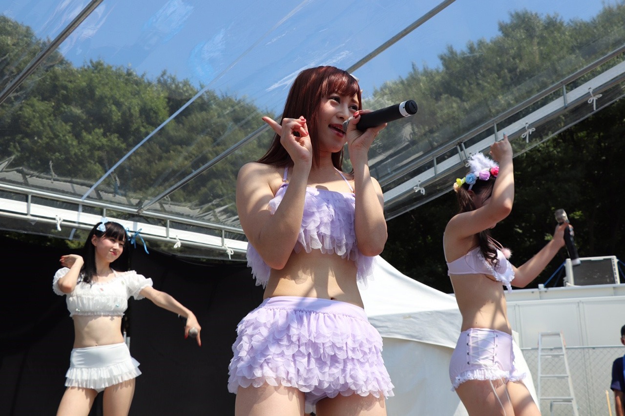 大阪・大阪城ウォーターパークにて水着姿でライブを披露したREADY TO KISS。