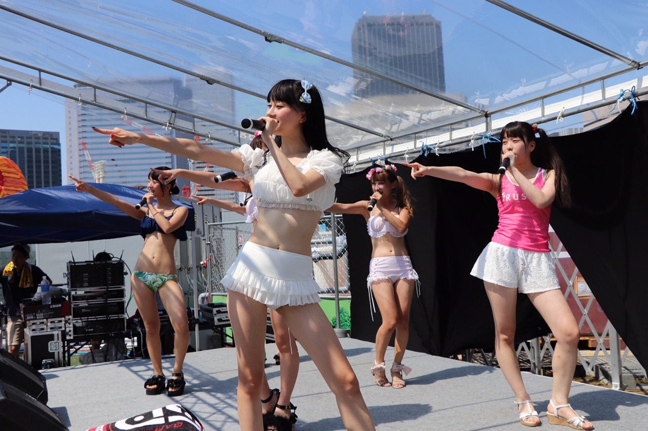 大阪・大阪城ウォーターパークにて水着姿でライブを披露したREADY TO KISS。