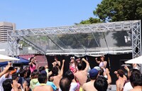 大阪・大阪城ウォーターパークにて水着姿でライブを披露したREADY TO KISS。