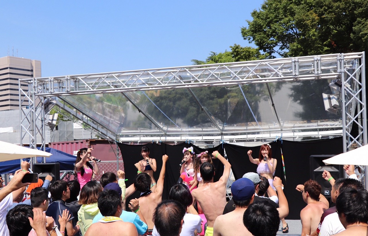 大阪・大阪城ウォーターパークにて水着姿でライブを披露したREADY TO KISS。