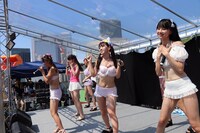 大阪・大阪城ウォーターパークにて水着姿でライブを披露したREADY TO KISS。