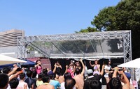 大阪・大阪城ウォーターパークにて水着姿でライブを披露したREADY TO KISS。