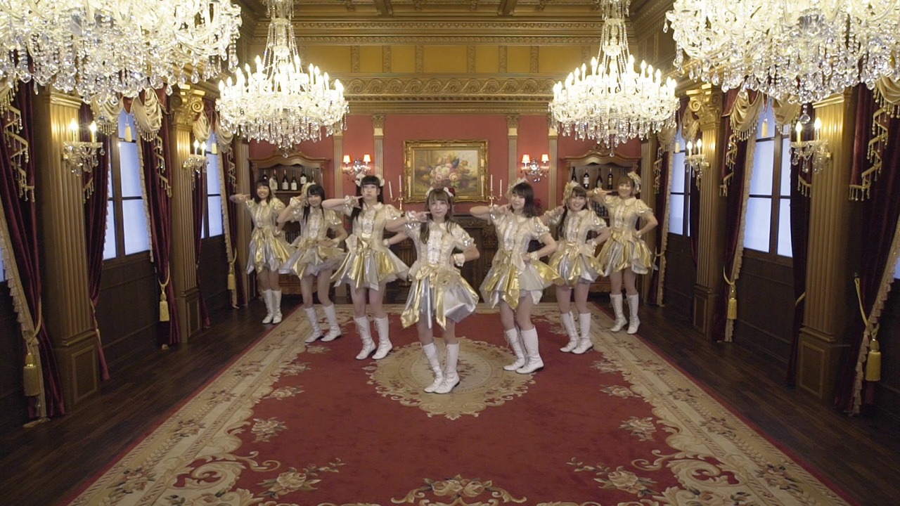 READY TO KISS「READY TO KISS」のミュージックビデオのワンシーン。