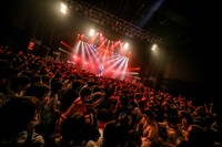 岡崎体育のライブの様子。（Photo by Viola Kam［V'z Twinkle Photography］）