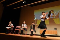 独特のジェスチャーを交えて発声練習をする藤平華乃（右端）。