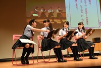 左から森萌々穂、藤平華乃、日高麻鈴、岡崎百々子。