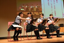 左から森萌々穂、藤平華乃、日高麻鈴、岡崎百々子。