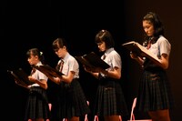 物語を朗読する田中美空、吉田爽葉香、新谷ゆづみ、岡田愛。