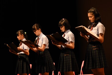 物語を朗読する田中美空、吉田爽葉香、新谷ゆづみ、岡田愛。