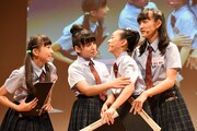 目に涙を浮かべる八木美樹を心配する有友緒心（左端）、山出愛子（左から2番目）、麻生真彩（右端）。