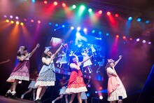 「まねきケチャ2周年記念ライブ ～まねかれナイト～」の様子。