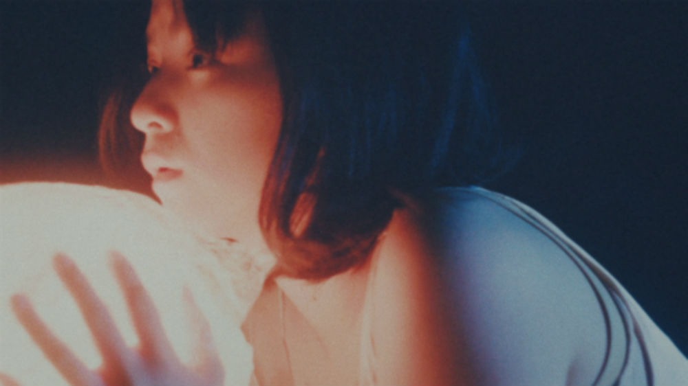 曽我部瑚夏「海底」ミュージックビデオのワンシーン。