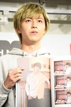 「（写真が）盛れる場所、ロンドンです！」と報道陣に伝えるタカシ。