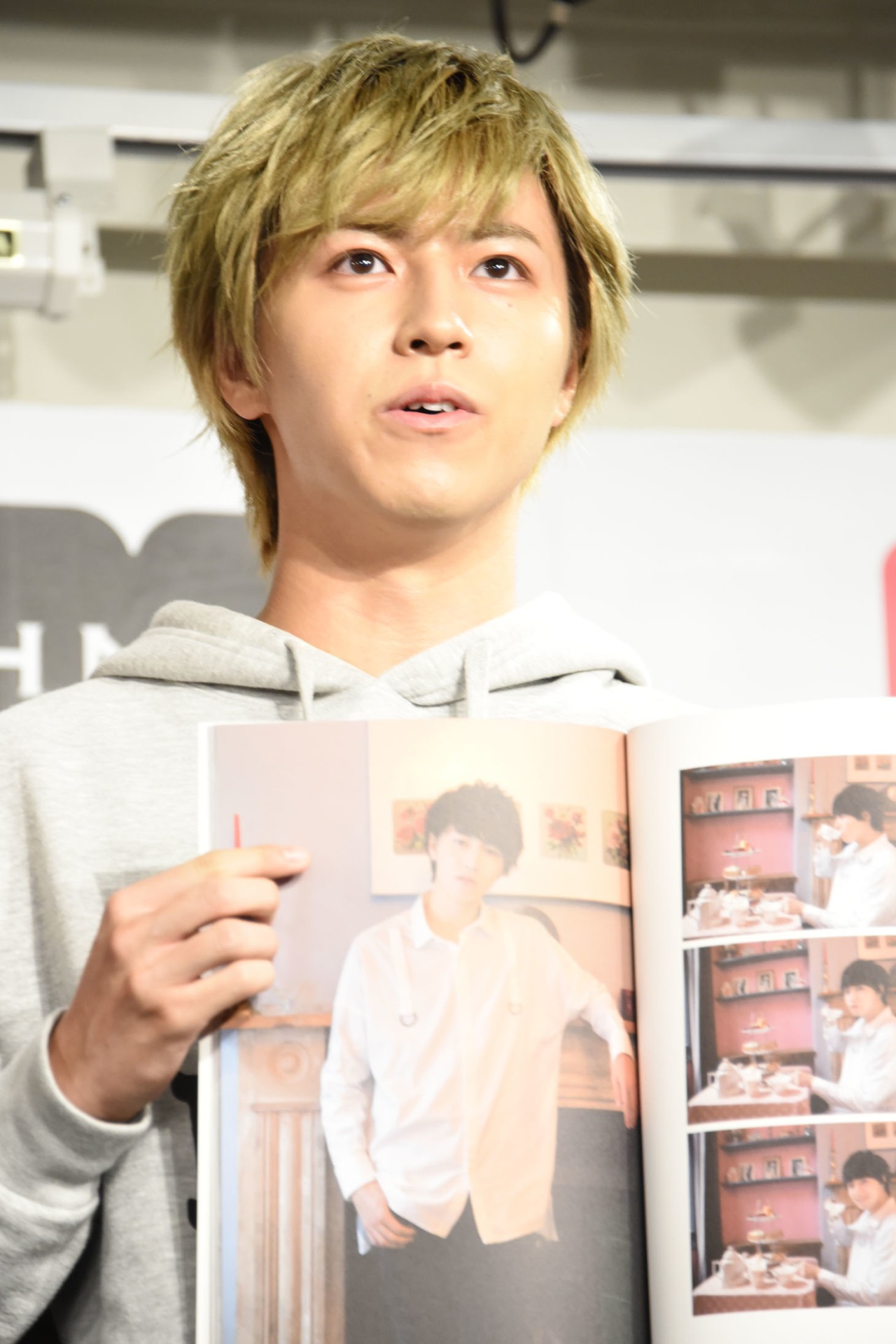 「（写真が）盛れる場所、ロンドンです！」と報道陣に伝えるタカシ。