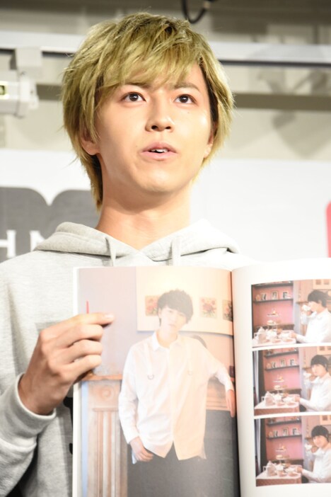 「（写真が）盛れる場所、ロンドンです！」と報道陣に伝えるタカシ。