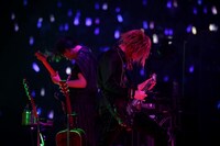 人気画像8位は「After the Rain、360°開放の日本武道館で『幸せな時間をありがとう』」より、左から三代、まふまふ。