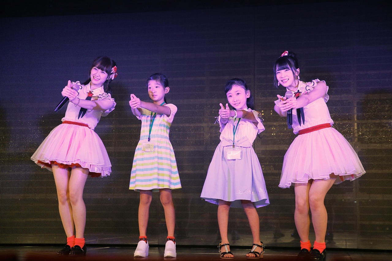 「NGT48劇場お仕事体験」に参加した西潟茉莉奈（左端）と奈良未遥（右端）。(c)AKS