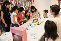 「NGT48劇場お仕事体験」の様子。(c)AKS