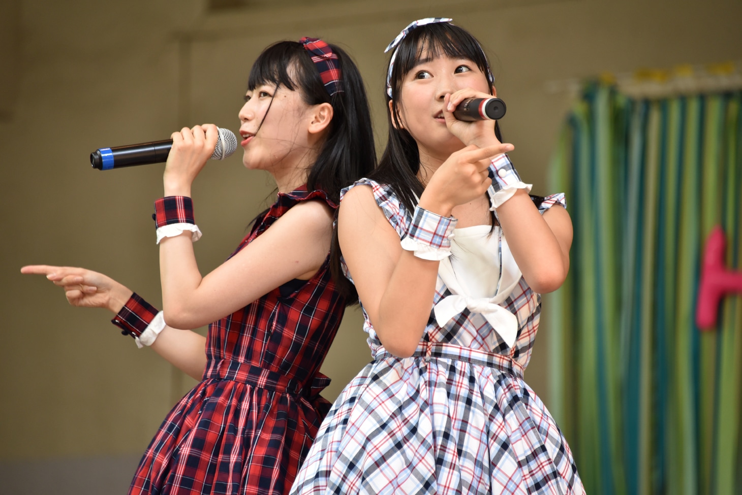左から佐藤乃々子、横山実郁。
