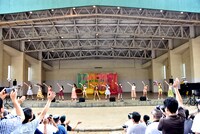 ハコイリ▽ムスメとRYUTistによるコラボレーションの様子。