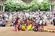 観客と記念撮影するハコイリ▽ムスメとRYUTist。