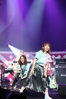 バンドメンバーと踊る楠田亜衣奈（右）。（撮影：中村ユタカ）