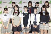 けやき坂46の新メンバー。前列左から河田陽菜、濱岸ひより、金村美玖、松田好花、富田鈴花、後列左から丹生明生、小坂菜緒、渡邉美穂、宮田愛萌。