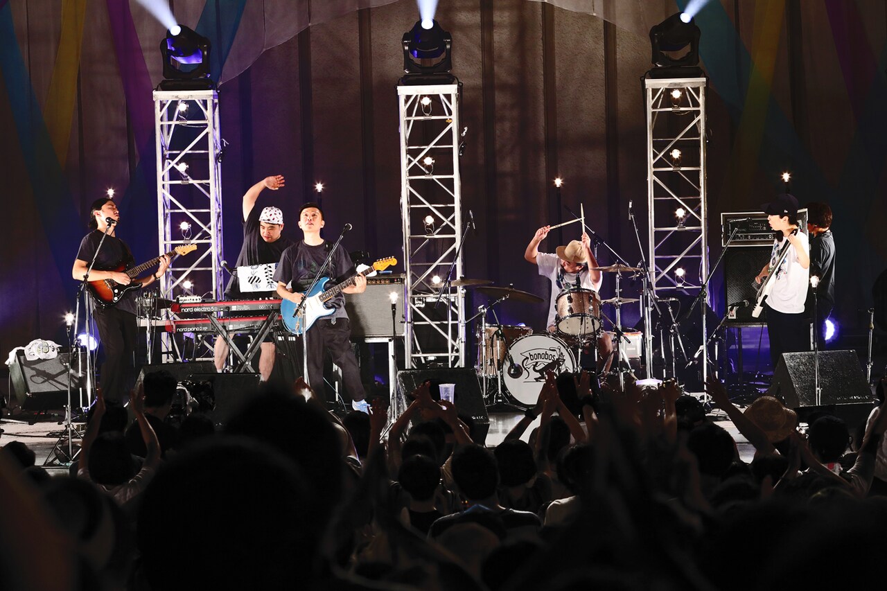 bonobosの日比谷野外大音楽堂ワンマンライブの様子。（Photo by Yumi Ikenaga）