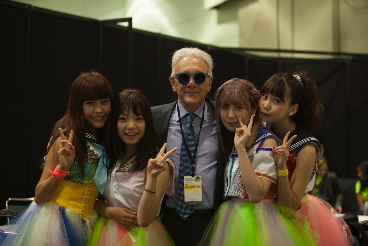 トレヴァー・ホーン（中央）を囲む9nine。（写真提供：レプロエンタテインメント）