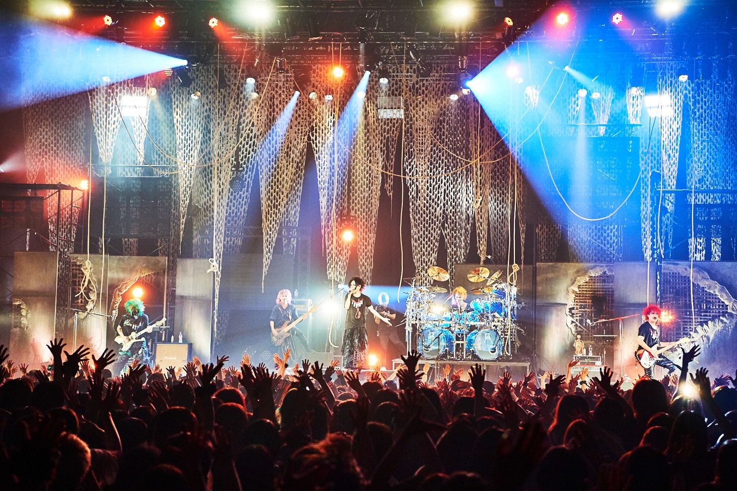 己龍のライブの様子。