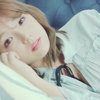 横たわって歌う篠崎愛の全身を撮影した映像