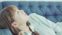 篠崎愛「Floatin' Like The Moon」MVのワンシーン。