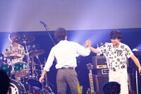 手を取り合う窪田正孝と北村匠海（DISH//）。（写真提供：関西テレビ）