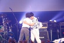 固く抱き合う窪田正孝と北村匠海（DISH//）。（写真提供：関西テレビ）