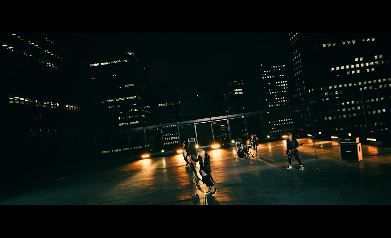 SPYAIR「MIDNIGHT」ミュージックビデオのワンシーン。