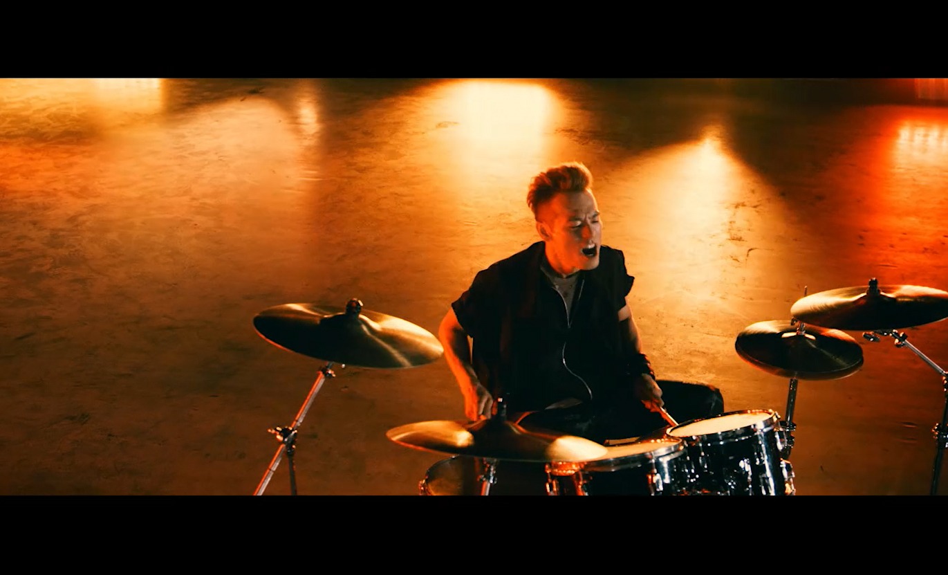 SPYAIR「MIDNIGHT」ミュージックビデオのワンシーン。